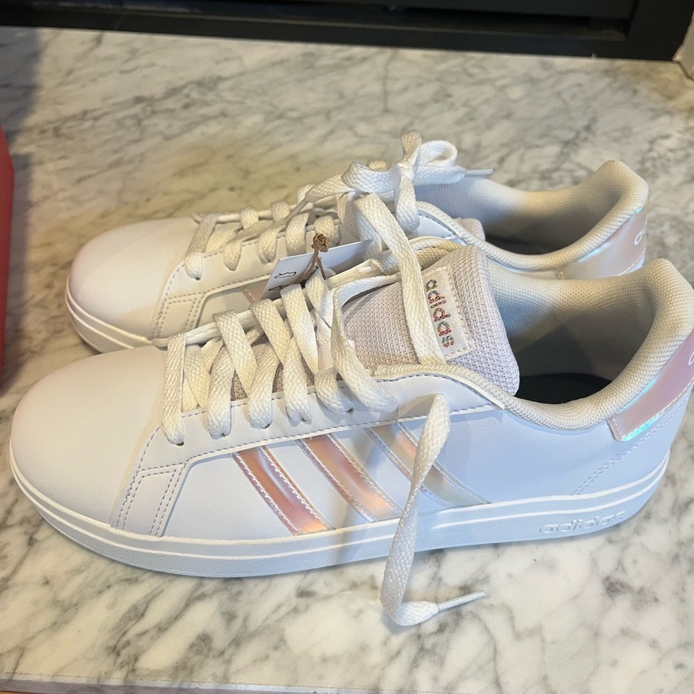 NWT ADIDAS Grand Court 2.0 K Unisex
Kids Tennis Shoe Sneakers size 6.5 - Picture 2 of 8